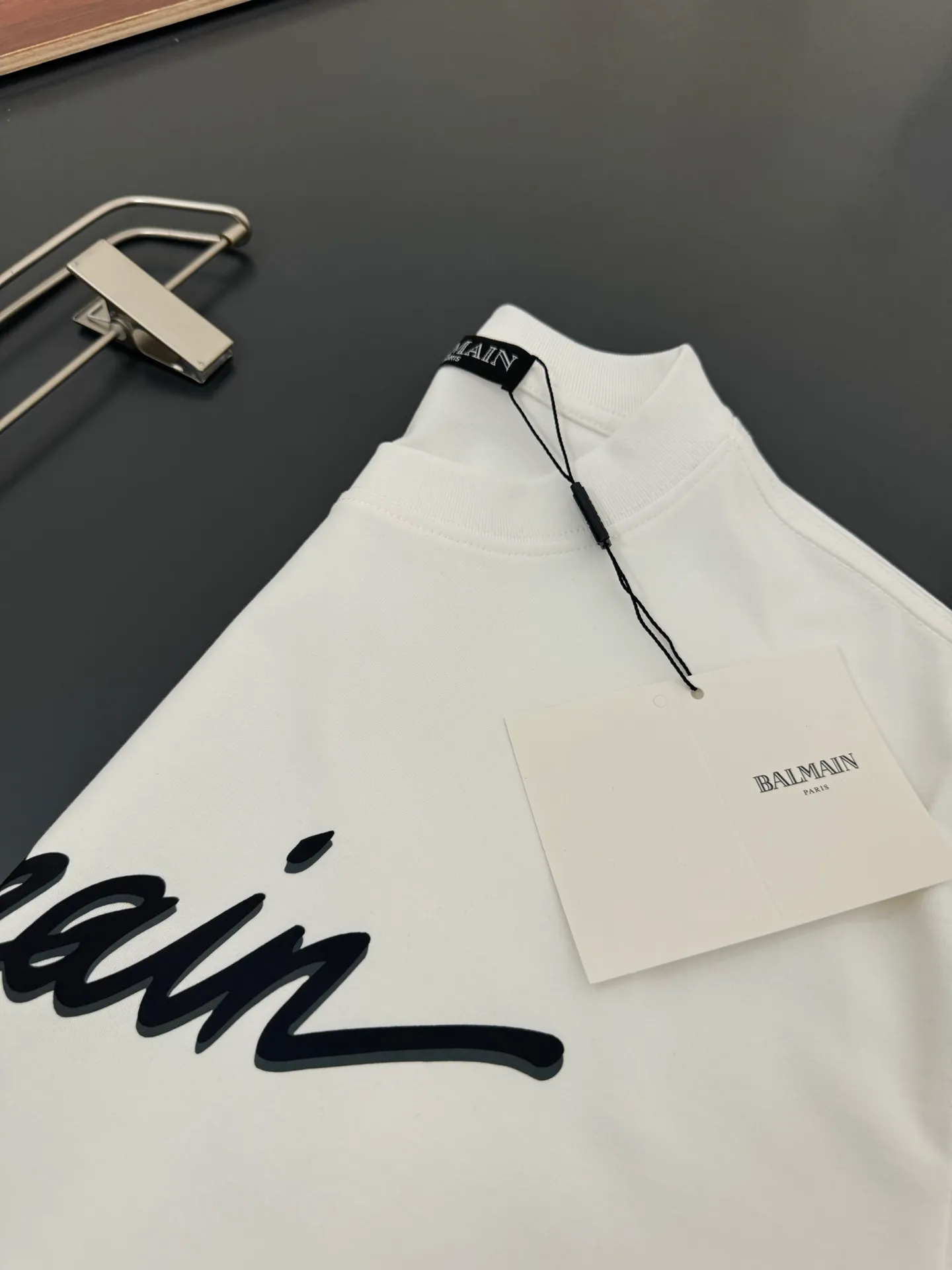 Balmain Balmain g-gram heavy cotton T-shirt, thick Breathable loose fit, printed logo design, spring and summer New Arrival round neck fashionable short-sleeved T-shirt, comfortable against the skin, durable and easy to wear, meticulous original craftsmanship, a must-have for casual Versatile Color: Black White Sizes: S M L XL XXL